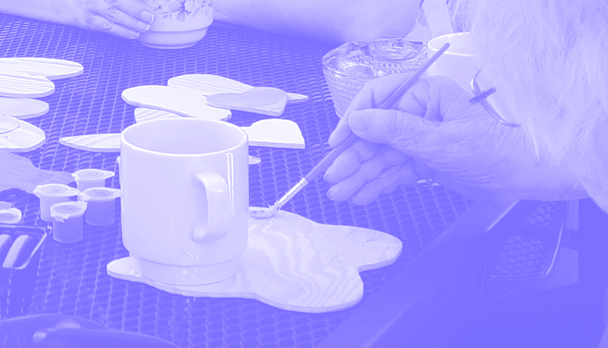 Malování keramického hrnku štětcem